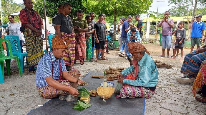 Penyalaan Api Baru atau Halaka Ha’i Haroman Ha’i (bahasa Tetun, red) yang dilaksanakan secara adat oleh Makoan (Kepala Suku, red), Sabtu (19/4/2025).