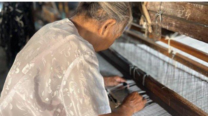 PERAJIN LURIK - Perajin Lurik Pedan menggunakan teknik tradisional dengan nilai internasional.