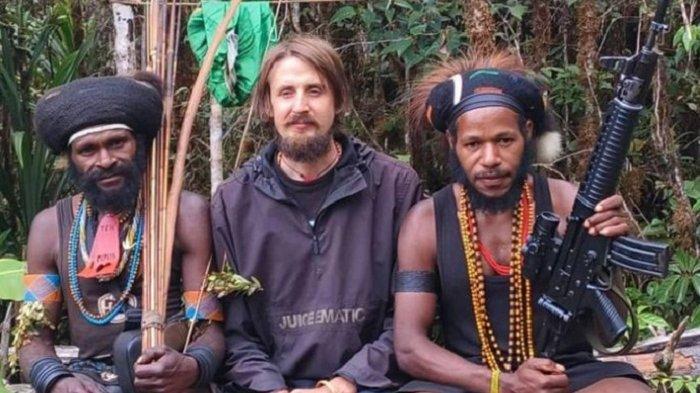 Akhirnya terbongkar kalau anggota KKB Papua yang selalu bersama pilot Susi Air, Philips Mark Merthens adalah Perek Jelas Kogoya, adik kandung Egianus Kogoya.