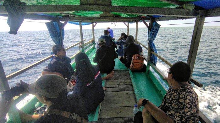 KATINTING - Perjalanan menuju Desa Nggilat dengan menumpang ketinting dari Desa Bari, ibukota Kecamatan Macang Pacar.