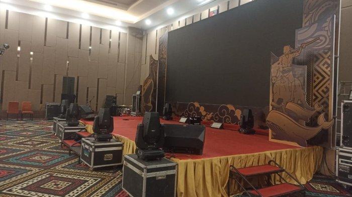 Persiapan panggung utama Pos Kupang Award 2023 di Ruang Palacio 3 Hotel Aston Kupang. Penyerahan penghargaan Pos Kupang Award 2023 kepada 41 Nominator dimulai pukul 16.00 Wita.