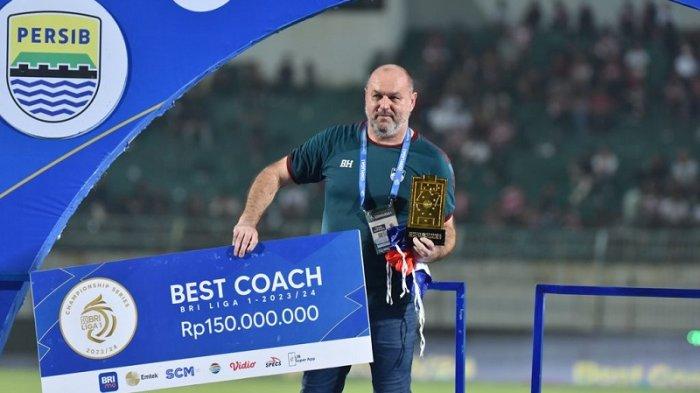 Bojan Hodak dinobatkan sebagai Pelatih Terbaik Liga 1 2023/2024.