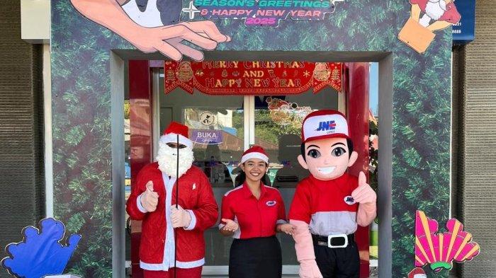 Perusahaan JNE Labuan Bajo, Kabupaten Manggarai Barat, NTT menghias counter bertema Natal