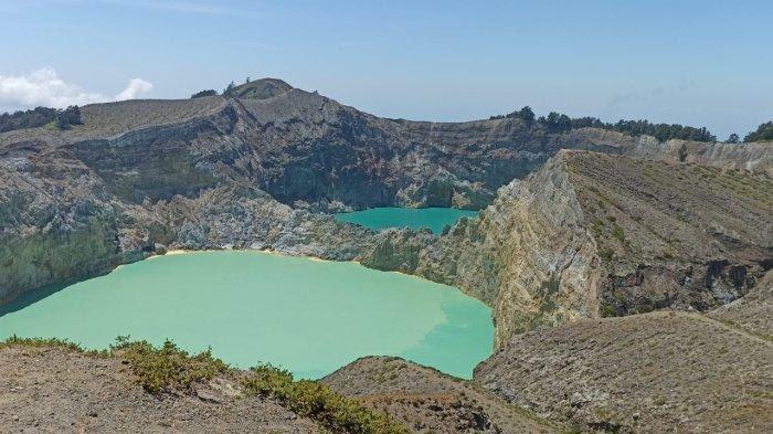 Pesona Danau Tiga Warna di Puncak Gunung Kelimutu di Kabupaten Ende, Pulau Flores, Nusa Tenggara Timur.