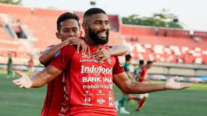 PEMAIN BALI UNITED – Laga Piala AFC 2023, PSM Makassar vs Hougang United, Bali United vs Central Coast Mariners. Tampak selebrasi pemain Bali United Jefferson Assis seusai menjebol gawang Persebaya Surabaya saat pertandingan pekan ke-16 Liga 1 2023-2024 yang berakhir dengan skor 3-1 di Stadion Kapten I Wayan Dipta Gianyar, Bali, Jumat (20/10/2023) sore.
