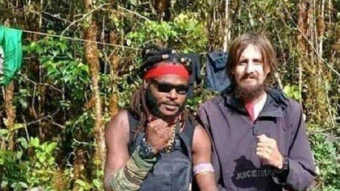 Pilot Susi Air yang masih disandera KKB Papua, saat ini terlihat lebih kurus dari sebelumnya. Rambutnya panjang tak terurus, demikian juga ia terlihat sudah brewokan.