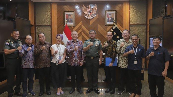 Pemimpin Kompas Gramedia dan TNI AD pose bersama seusai penandatanganan perjanjian kerja sama di Jakarta, Senin (22/1/2024).