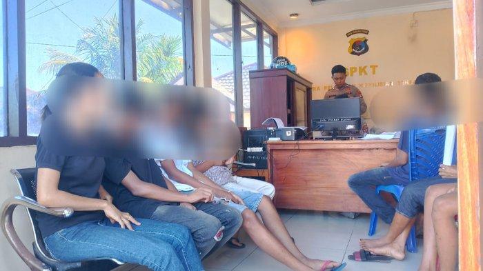 LAPOR POLISI - Sejumlah keluarga dari anak-anak laki-laki di Flotim, melaporkan kasus pencabulan terhadap tujuh anak oleh AR, ke Polres Flotim, Senin (28/4).