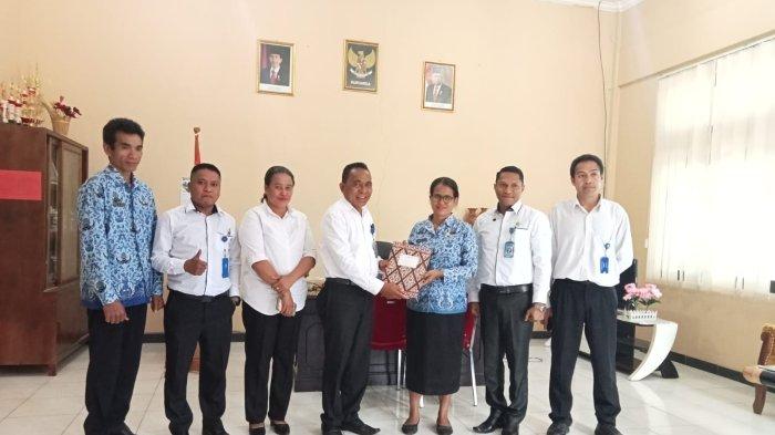 POSE BERSAMA -Wakil Ketua III, Vinsen Deo bersama jajaran pose bersama Kabid Kelembagaan Dinas Koperasi dan UMKM Sumba Tengah, Damaris Ladu Tanah saat penyerahan dokumen perizinan peningkatan status KCP Kopdit Pintu Air Waibakul ke cabang, Senin, 17 Juli 2023.