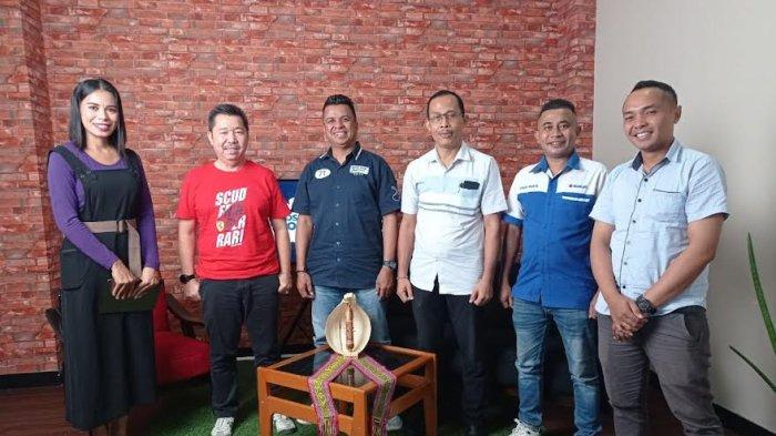Pose bersama setelah podcast .Dari Kiri ke Kanan : Host Jurnalis Pos Kupang, Ella Uzurasi, General Manager Suzuki SBM Kupang, Fredy Prijatna, Branch Manager Suzuki SBM Kupang, Theo Pareira, Service Manager Suzuki SBM Kupang, Donny Putra, Spare Part Manager Suzuki SBM Kupang, Andre Fafo, Trainer for Trainee Suzuki SBM Kupang, Daniel Koroh.