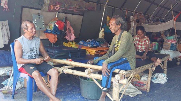 PENYINTAS - Dua orang penyintas Gunung Lewotobi Laki-laki sedang duduk bercerita di Posko Desa Konga, Kecamatan Titehena, Flores Timur, Jumat (20/6/2025).