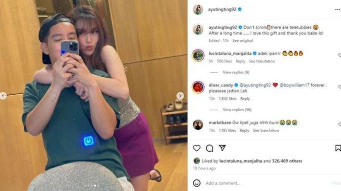 Postingan Ayu Ting Ting yang memeluk mesra Boy William