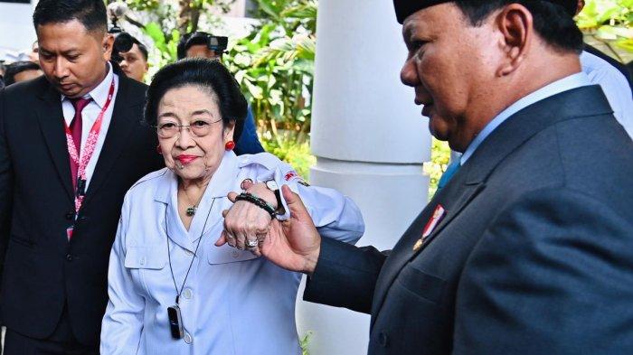 GANDENG MEGAWATI - Presiden Prabowo Subianto tampak menggandeng tangan Presiden ke-5 RI Megawati Soekarnoputri di sela-sela momen Peringatan Hari Lahir Pancasila di Gedung Pancasila, Jakarta Pusat, Senin (2/6/2025).