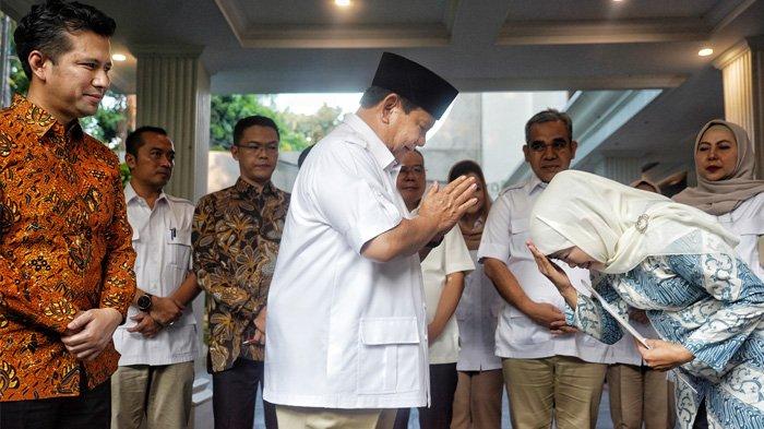 Gestur Ketua Umum Partai Gerindra Prabowo Subianto (tengah) memberi restu kepada politisi yang mengajukan diri sebagai pasangan Bakal Calon Gubernur dan Wakil Gubernur Jawa Timur Khofifah Indar Parawansa (kanan) dan Emil Dardak (kiri) setelah pertemuan di rumah Prabowo di Jalan Kertanegara, Jakarta, Jumat (7/6/2024).