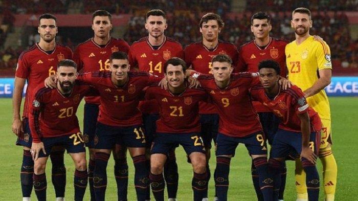TIMNAS SPANYOL - Laga babak 16 besar Euro 2024 hari Senin (1/7/2024) dini hari pukul 02.00 WIB menyajikan pertandingan Timnas Spanyol vs Georgia. Timnas Spanyol berfoto sebelum kickoff pertandingan melawan Skotlandia pada Kualifikasi Euro 2024