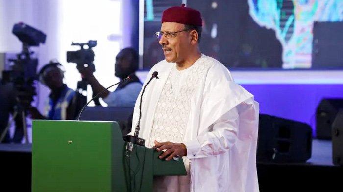 Presiden Niger Mohamed Bazoum berpidato sebelum adanya kudeta militer di negara Afrika Barat itu, Jumat 28 Juli 2023. Sekjen PBB Antonio Guterres menyebut kudeta dan penggulingan Bazoum 'tidak konstitusional' .