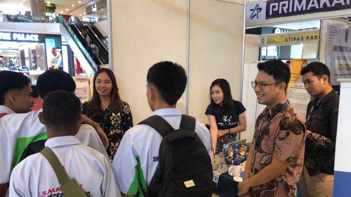 PRIMAKARYA - Yoki Chandra Imamica, S.I.Kom, Direktur Marketing Primakara University Bali bersama Tim sedang mempromosikan Keunggulan Primakara University Bali kepada Siswa