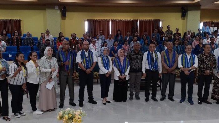 BRIN Pusat bersama jajaran, Wakil Rektor 1 Unwira, Perwakilan Pj Bupati Kupang, Kepala LLDIKTI Wilayah 15 NTT dan lainnya pose bersama dalam kegiatan sosialisasi dan konsultasi Program Badan Riset dan Inovasi Nasional di Unwira Kupang