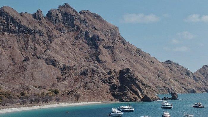 Pulau Padar yang berada dalam kawasan Taman Nasional Komodo di Kabupaten Manggarai Barat.