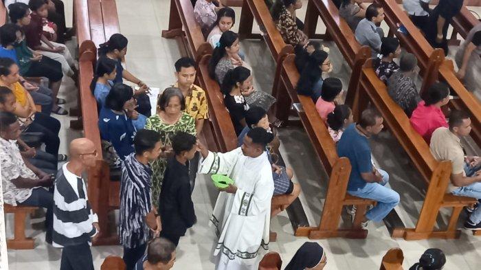 Umat Katolik menerima abu pada perayaan ekaristi di Gereja St. Fransikus Assisi Kolhua Kupang, Rabu (14/2/2024) pagi.