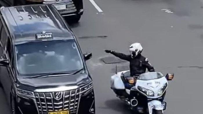 Raffi Ahmad mengaku jika mobil RI 36 yang viral adalah kendaraan dinas miliknya.