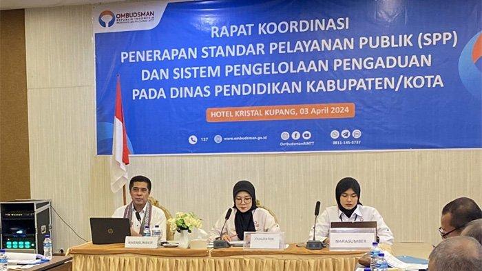 RAPAT KOORDINASI – Suasana rapat kiirdinasi penerapan standar pelayanan publik dan sistem pengelolaan pengaduan pada instansi di Hotel Kristal Kupang, Rabu 3 April 2024. Dari kiri ke kanan, Kabag Tata Laksana Biro Orta Setda NTT Djoese Nai Buti, S.Pt, M.Si, Fasilitator/Moderator, Asisten Pencegahan Maladministrasi Ombudsman NTT Sagita Mutiara Sari, SH.