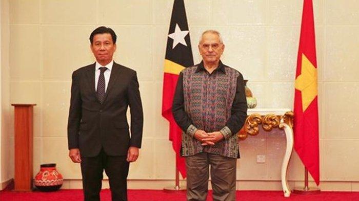 Duta Besar Vietnam untuk Indonesia dan Timor Leste Ta Van Thong (kiri) dan Presiden Timor Leste Jose Ramos Horta.