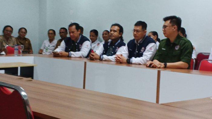 Rapat bersama Bupati Juventus Prima Yoris Kago dengan jajaran manajemen, para dokter, dan kepala ruangan di Ruang Rapat RSUD dr. TC Hillers Maumere, Senin (14/04/2025).