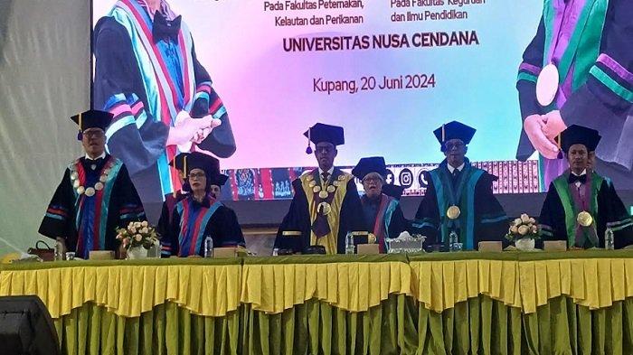 Rektor Undana Prof. Maxs Sanam mengukuhkan dua guru besar Undana pada Kamis, 20 Juni 2024