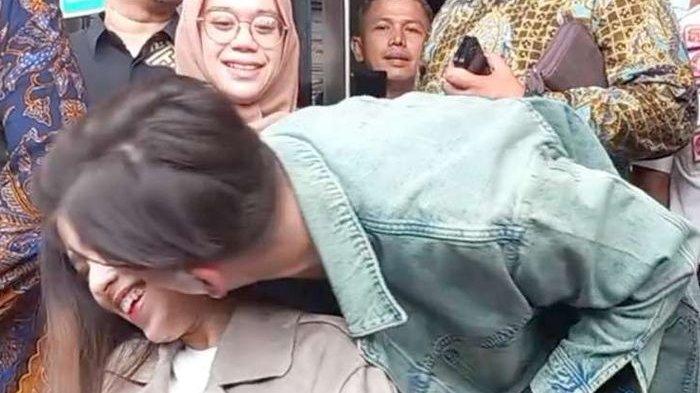 CIUM -- Rendy Kjaernett menghadiahi kecupan di pipi untuk istrinya tercinta, Lady Nayoan, yang sudah mau memberikannya kesempatan untuk bersama lagi.