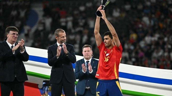 Pemain Spanyol, Rodri (kanan) mengangkat trofi Pemain Terbaik setelah memenangkan pertandingan final UEFA Euro 2024 antara Spanyol vs Inggris di Olympiastadion di Berlin pada 14 Juli 2024.