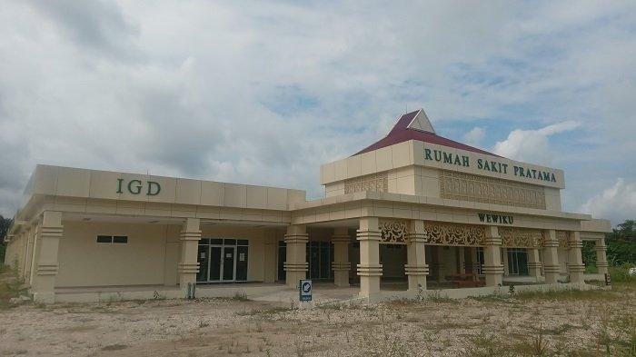 PENYELIDIKAN APH - Kondisi Rumah Sakit Pratama Wewiku yang Terbengkalai, Kamis (3/7/2025). Proyek ini tengah diselidiki.