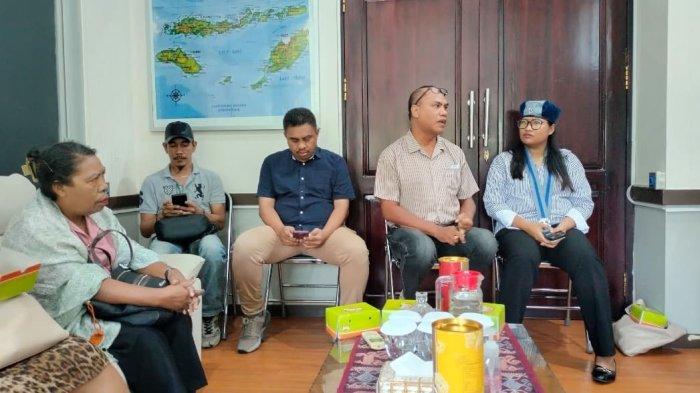 SAKSIMINOR – Solidaritas Anti Kekerasan dan Diskriminiasi (SAKSIMINOR) saat beraudiens dengan Wakajati NTT, Ikhwanul, SH dan Aspidum, Ridozan, SH, Senin (14/4), terkait kasus Kekerasan seksual anak yang dilakukan oleh eks Kapolres Ngada, AKBP Fajar Lukman.