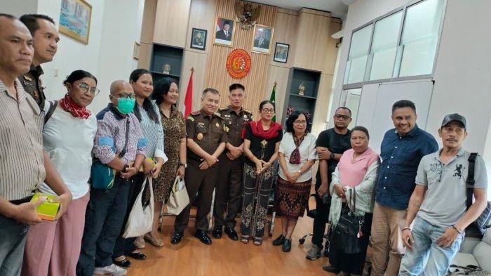 SAKSIMINOR – Solidaritas Anti Kekerasan dan Diskriminiasi (SAKSIMINOR) saat beraudiens dengan Wakajati NTT, Ikhwanul, SH dan Aspidum, Ridozan, SH, Senin (14/4), terkait kasus Kekerasan seksual anak yang dilakukan oleh eks Kapolres Ngada, AKBP Fajar Lukman.
