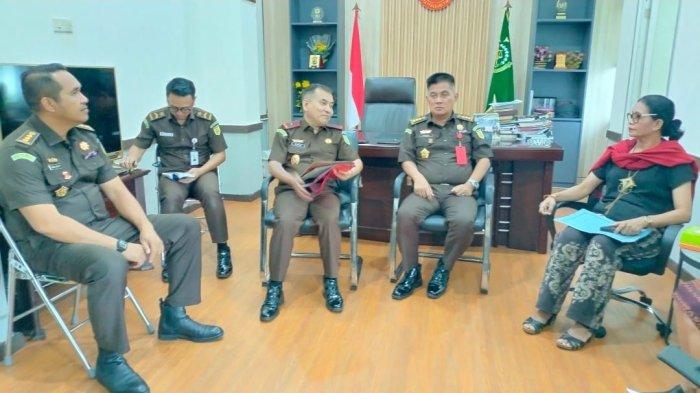 SAKSIMINOR – Solidaritas Anti Kekerasan dan Diskriminiasi (SAKSIMINOR) saat beraudiens dengan Wakajati NTT, Ikhwanul, SH dan Aspidum, Ridozan, SH, Senin (14/4), terkait kasus Kekerasan seksual anak yang dilakukan oleh eks Kapolres Ngada, AKBP Fajar Lukman.