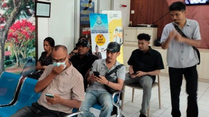 SAKSIMINOR – Solidaritas Anti Kekerasan dan Diskriminiasi (SAKSIMINOR) menunggu kegiatan beraudiens dengan Wakajati NTT, Ikhwanul, SH dan Aspidum, Ridozan, SH, Senin (14/4), terkait kasus Kekerasan seksual anak yang dilakukan oleh eks Kapolres Ngada, AKBP Fajar Lukman.