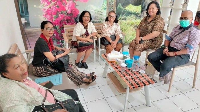 SAKSIMINOR – Solidaritas Anti Kekerasan dan Diskriminiasi (SAKSIMINOR) menunggu kegiatan beraudiens dengan Wakajati NTT, Ikhwanul, SH dan Aspidum, Ridozan, SH, Senin (14/4), terkait kasus Kekerasan seksual anak yang dilakukan oleh eks Kapolres Ngada, AKBP Fajar Lukman.