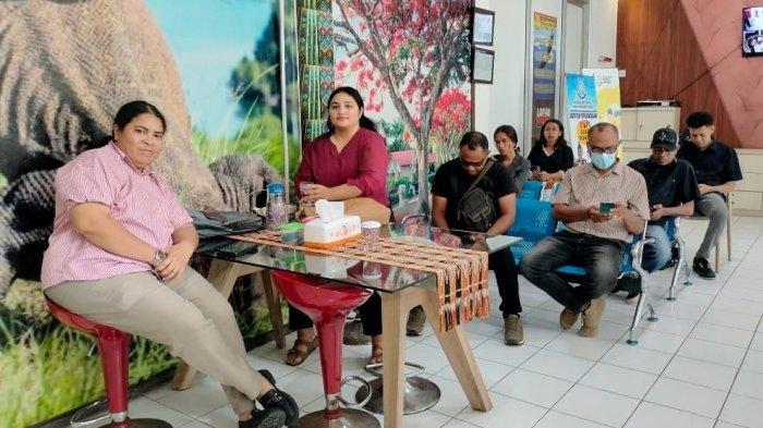 SAKSIMINOR – Solidaritas Anti Kekerasan dan Diskriminiasi (SAKSIMINOR) menunggu kegiatan beraudiens dengan Wakajati NTT, Ikhwanul, SH dan Aspidum, Ridozan, SH, Senin (14/4), terkait kasus Kekerasan seksual anak yang dilakukan oleh eks Kapolres Ngada, AKBP Fajar Lukman.