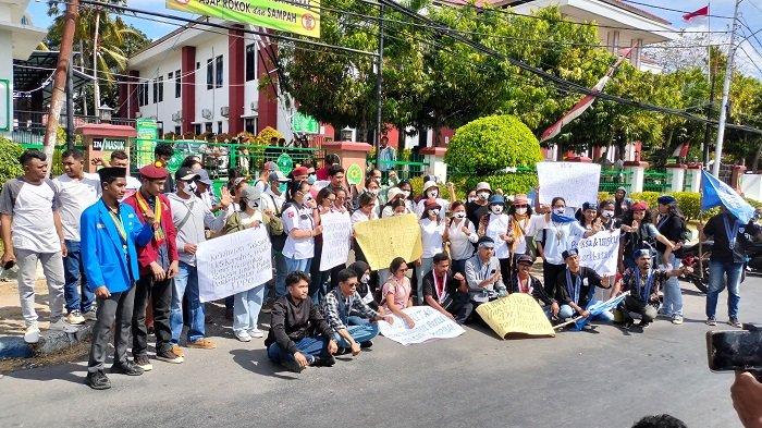 POS KUPANG.COM/OMDSMY NOVEMY LEO
SAKSIMINOR - Solidaritas Anti Kekerasan dan Diskriminasi terhadap Kelompok Minoritas dan rentan (SAKSIMONOR) menggelar aksi damai di Pengadilan Negeri Kupang, Senin (7/7/2025).
