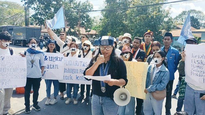 SAKSIMINOR - Solidaritas Anti Kekerasan dan Diskriminasi terhadap Kelompok Minoritas dan rentan (SAKSIMONOR) menggelar aksi damai di Pengadilan Negeri Kupang, Senin (7/7/2025).