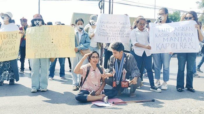 SAKSIMINOR - Solidaritas Anti Kekerasan dan Diskriminasi terhadap Kelompok Minoritas dan rentan (SAKSIMONOR) menggelar aksi damai di Pengadilan Negeri Kupang, Senin (7/7/2025).