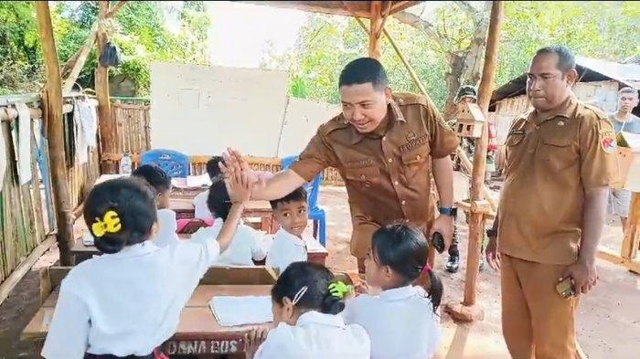 PANTAU -- Bupati Sikka, Juventus Prima Yoris memantau kondisi sekolah jarak jauh SDK 064 Watubala di Kampung Wairbukang, Dusun Wodong, Desa Wairterang, Kecamatan Waigete, Kabupaten Sikka NTT, Senin (10/3). (POS KUPANG/HO.MARIO WP SINA)
