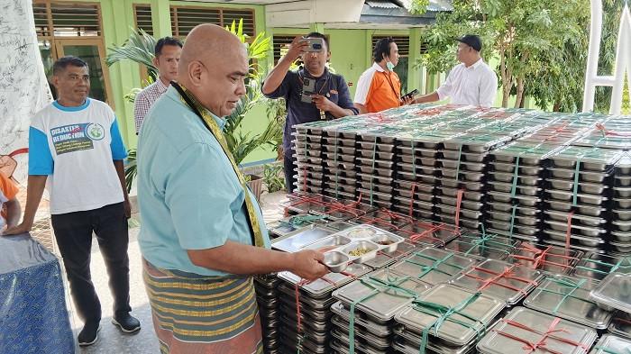 SELIDIKI - Kepala Dinas Pendidikan dan Kebudayaan Kota Kupang, Drs. Dumuliahi Djami, M.Si., sedang mengecek Makanan Bergizi Gratis di SMP Negeri 8 Kupang