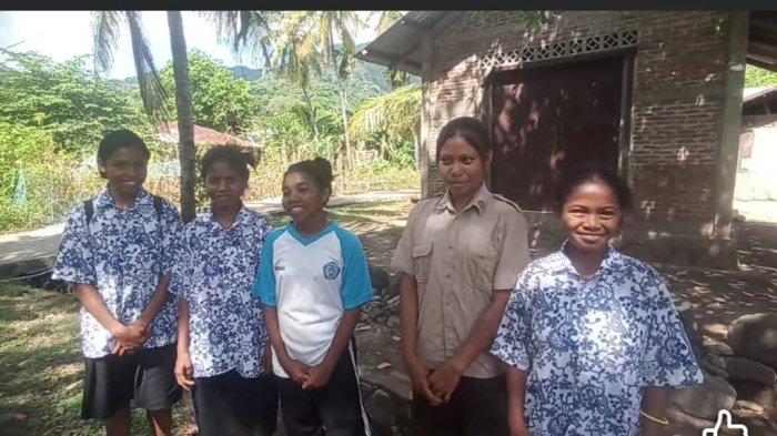 SMPN HENGA - Siswa SMPN Henga asal Desa Lewomada, Kecamatan Talibura, Sikka NTT yang berjalan kaki setiap hari ke sekolahnya.