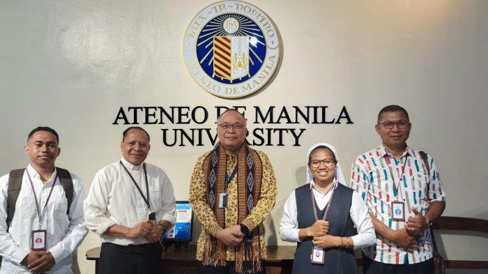 PERTEMUAN KOODINASI -- Ketua STIPAS Keuskupan Agung Kupang RD. Dr. Maxi Un Bria, M.Sos, dalam pertemuan koordinasi kegiatan dengan pimpinan kerjasama luarnegeri Ateneo De Manila University dan Vice President Ateneo de Manila University, Senin (3/3).
