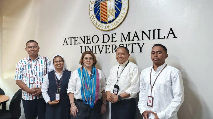 PERTEMUAN KOORDINASI -- Ketua STIPAS Keuskupan Agung Kupang RD. Dr. Maxi Un Bria, M.Sos, dalam pertemuan koordinasi kegiatan dengan pimpinan kerjasama luarnegeri Ateneo De Manila University dan Vice President Ateneo de Manila University, Senin (3/3).