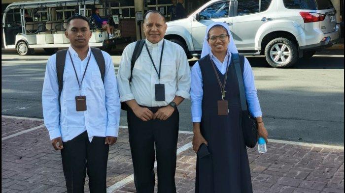DUA MAHASISWA -- Ketua STIPAS Keuskupan Agung Kupang RD. Dr. Maxi Un Bria, M.Sos, bersama dua mahasiswa STIPAS, Sr. Sofiana Timo dan Yohanes Chalvin Pani, di Kampus Ateneo de Manila Unibersity Philipna da di East Asia Pastoral Intitute (EAPI) Manila-Philina, Senin (3/3)