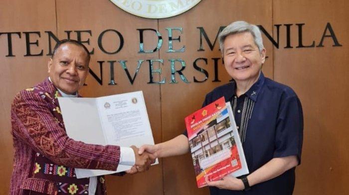MoU -- Ketua STIPAS Keuskupan Agung Kupang RD. Dr. Maxi Un Bria, M.Sos bersama Direktor EPI dan President of de Manila University Philipina, tahun 2024 lalu.