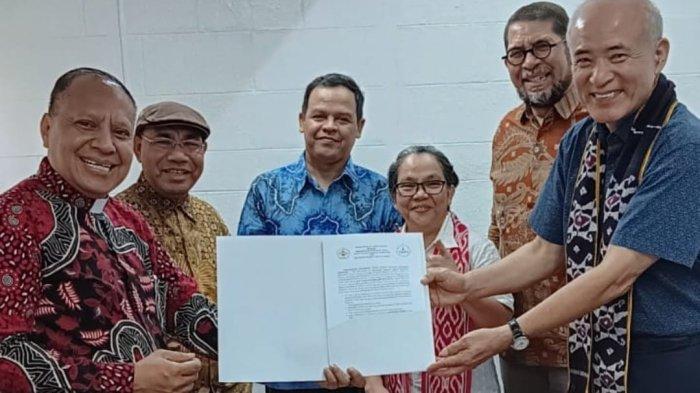 KETUA STIPAS -- Ketua STIPAS Keuskupan Agung Kupang RD. Dr. Maxi Un Bria, M.Sos bersama Direktor EPI dan President of de Manila University Philipina, tahun 2024 lalu.
