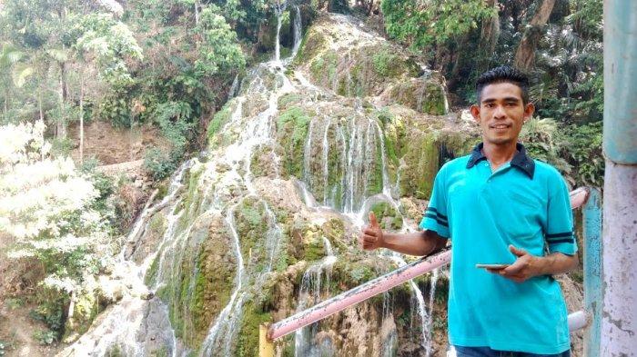 Anus Warga Kota Atambua, Kabupaten Belu saat salah satu pengunjung di Air terjun Mauhalek, Dusun Futumuti, Desa Raiulun, Kecamatan Lasiolat, Kabupaten Belu.